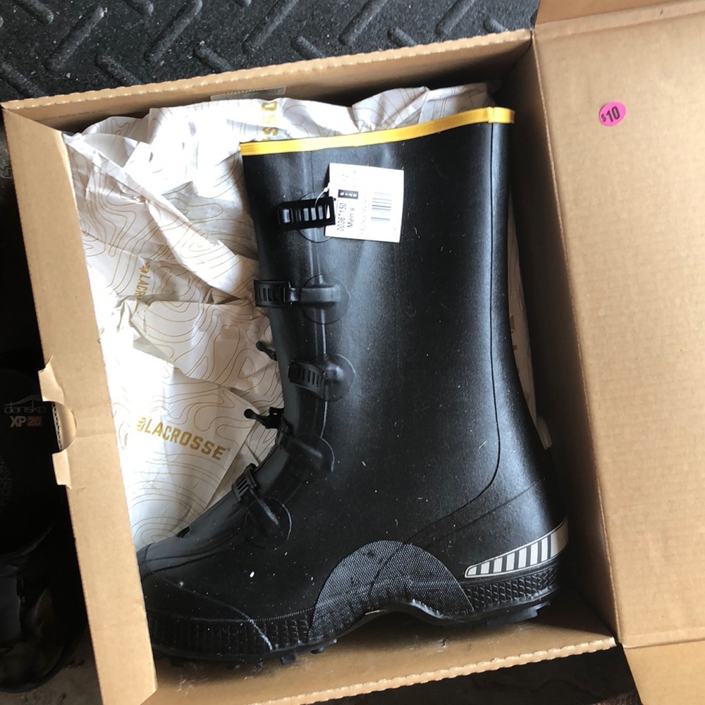 Buckle boots